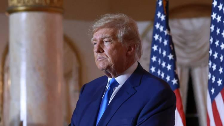 <p>Daniels’in, Trump'ın başkanlık yarışına girmeden önce onunla bir ilişkisi olduğu ve 2016 başkanlık seçimlerinden önce 130 bin dolarlık sus payı aldığı iddia edilmişti.</p>
