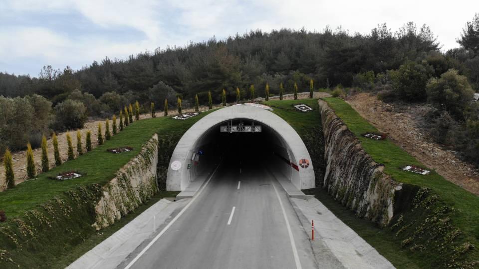 <p>İnşa edilen tünellerle doğal, tarihi ve arkeolojik sit alanları ile bölgenin dokusunun korunması sağlandı</p>
<p> </p>