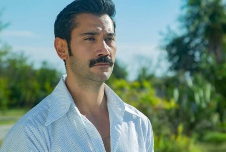 <p><span style="color:#000000"><strong>Programda çocukken pilot olmak istediğini dile getiren ünlü aktör, "Üniversiteye geçince oyuncu olmaya karar verdim. Başlarda televizyona çıkarken çekiniyordum fakat zamanla alıştım. Ailem ilk başta oyuncu olmama pozitif bakmıyordu ve başka mesleğe yönelmemi istediler. Fakat ben oyuncu olmaya karar verdikten sonra fazlasıyla destek oldular ve benimle gurur duyuyorlar." diyerek şaşırtan bir itirafta bulundu.</strong></span></p>
