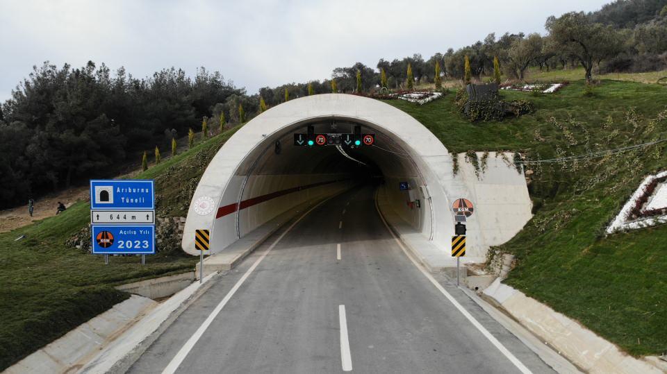 <p>Gelibolu-Eceabat yolu ile 1915 Çanakkale Köprüsü'ne ve bünyesinde her biri ayrı bir kahramanlık örneğini yansıtan çok sayıda şehitlik, heykel, siper bulunan, ülkenin ve milli benliğin dünya kamuoyuna aktarılması açısından önem arz eden Çanakkale Savaşları Gelibolu Tarihi Alanı'na hızlı, güvenli ve konforlu bağlantı sağlandı. </p>

<p> </p>
