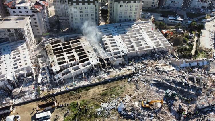 <p>Kahramanmaraş merkezli depremlerin vurduğu Hatay'da, Antakya ilçesi Ekinci Mahallesi'nde 2013'te tamamlanıp, 'Cennetten bir köşe' sloganıyla daireleri satılan, 12 katlı Rönesans Rezidans da yerle bir oldu. </p>
