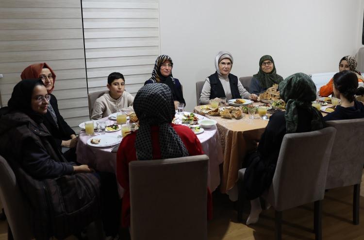 <p>Emine Erdoğan, ziyareti sırasında aile üyeleriyle tek tek sohbet etti. Kayıpları için taziyelerini ileten Emine Erdoğan, yatalak baba Cahit Gönen'e "geçmiş olsun" dileğinde bulundu.</p>

<p>Daha sonra Emine Erdoğan, ramazanın ilk orucunu da 9 kişilik Gönen ailesiyle birlikte açtı.</p>

<p> </p>

