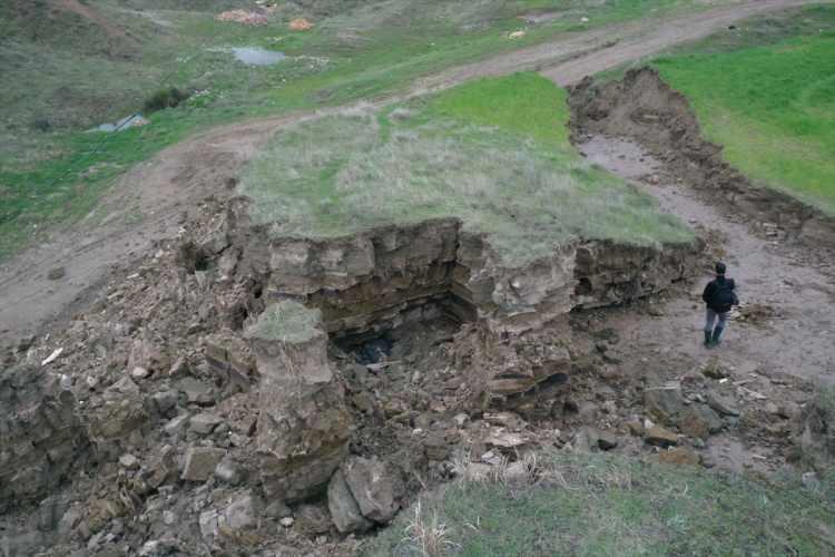 <p>Dronla görüntülenen yarıklar ve çöküntüler, depremin etkisini gözler önüne serdi.</p>
