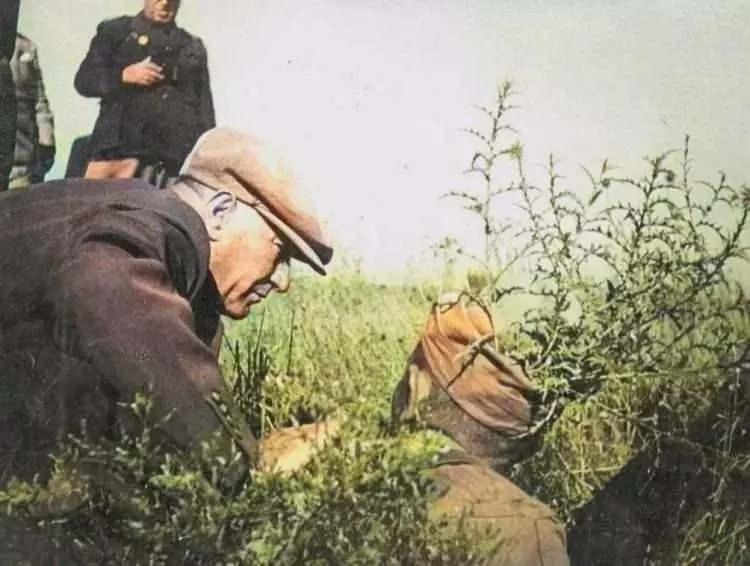 <p>Mustafa Kemal Atatürk Trakya manevraları sırasında bir askerle konuşuyor. Trakya 1937</p>