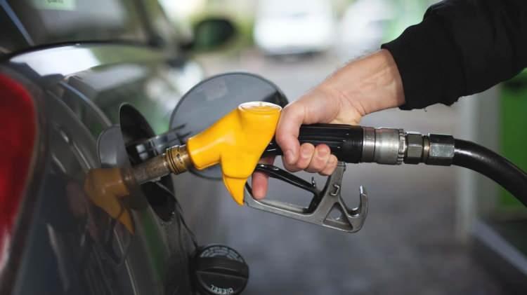 <p>Benzin fiyatı ve motorin fiyatları başta olmak üzere akaryakıt fiyatları brent petrol tarafındaki dalgalanmalardan etkilenmeye devam ediyor. </p>
