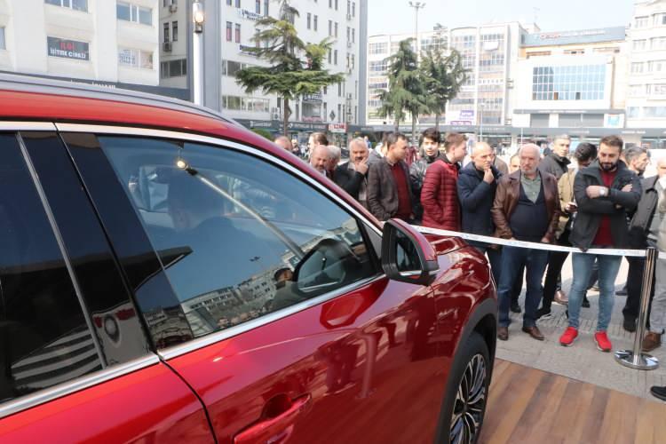 <p>Samsun'da 1,5 ay açık kalacak mobil deneyim merkezinde kullanıcılar, hem Togg ekosistemini deneyimleme hem de Togg T10X'i inceleme şansı bulacak.</p>
