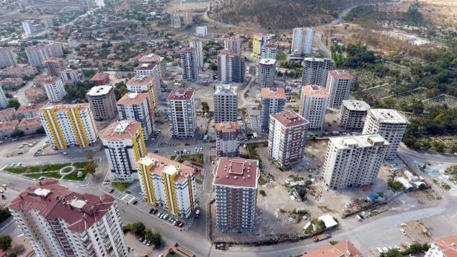 <p>Paketin ikinci ayağı için müteahhitlere diyoruz ki 250 milyon liraya kadar sizle, cüzi miktarlara ve her iki aşamada da 840 baz puana kadar yani büyük bir oranını Hazine ve Maliye Bakanlığının karşılayacağı imkanlarla gelin kentsel dönüşümdeki binaları yeniden inşa edelim.</p>