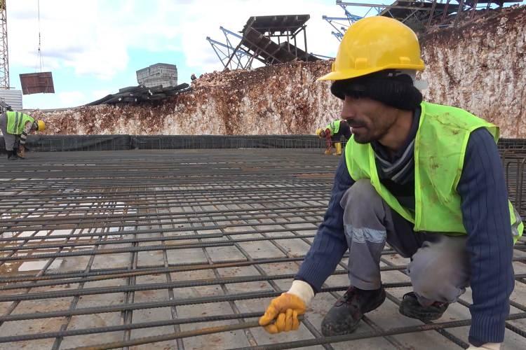 <p>7.7 büyüklüğündeki depremin merkezi olan ilçe, yerleşimin başladığı ilk noktasına dönüyor. Halk arasında "Yukarı Pazarcık" olarak adlandırılan bölgede daha önce başlayan etaplara ek olarak depremden sonra temelleri TOKİ tarafından atılan 3. etapta ise 321 konutun inşaat çalışmaları sürüyor.</p>