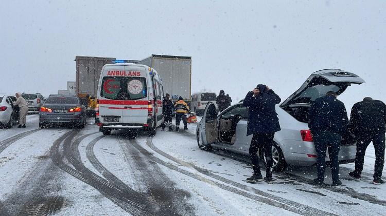<p>Otoyolun Bolu Batı ile Doğu gişeleri arasında sürücüsünün ismi öğrenilemeyen tır, kontrolden çıkarak makasladı.</p>

<p> </p>

