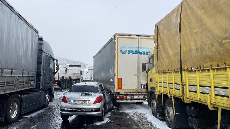 <p>Ekiplerin yaralılara müdahale ettiği kaza nedeniyle otoyolun Ankara istikametinde ulaşım sağlanamıyor.</p>

<p> </p>
