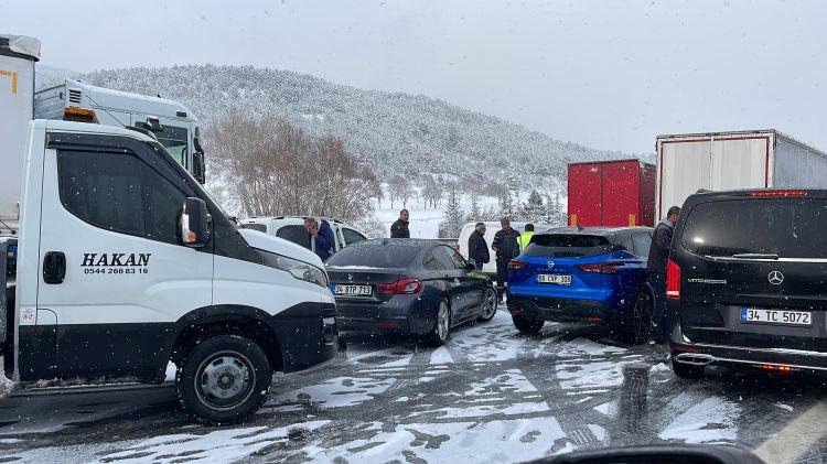 <p>Bunun üzerine aynı yönde seyreden aralarında yolcu otobüsü, tır, kamyon, minibüs ve otomobilin bulunduğu 58 aracın karıştığı zincirleme kaza meydana geldi.</p>

<p> </p>
