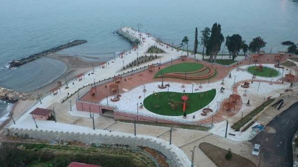 <p>Büyükşehir Belediyesi, Ordu İdare Mahkemesi’ne başvurarak yapılan inşaatın kıyı kenar çizgisi içinde kaldığını gerekçe gösterip, binanın yıkılmasını talep etti. </p>
