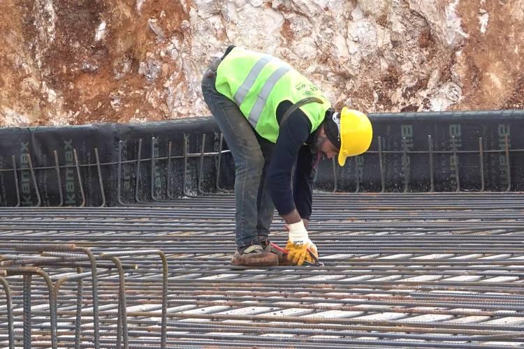 <p><strong>"Deprem zamanında buradaki konutlar hasar almadı"</strong></p>
<p>Şantiye şefi Serhat Sarıgül, 3. etap 321 konutun inşaat çalışmalarının sürdüğünü belirterek, yeni konutların yapılacağı bölgede binaların hasar almadığını söyledi.</p>