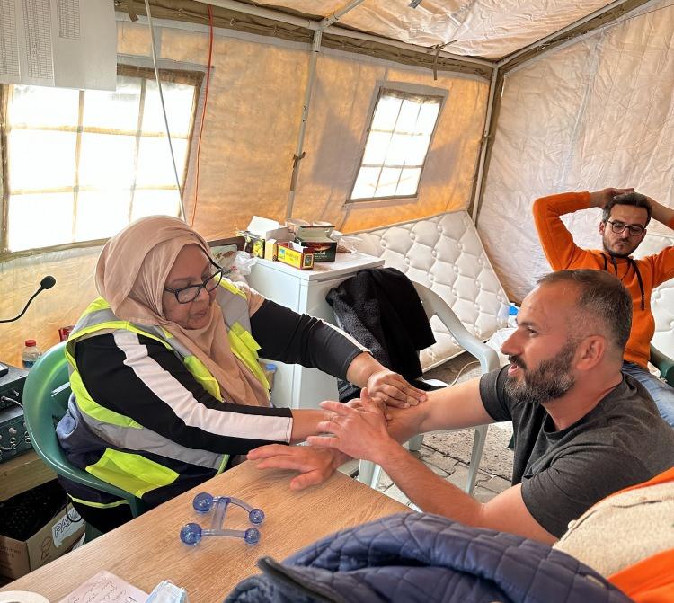 <p>“Bir yardımım dokunur mu?” diyerek Türkiye’ye gittiğini ifade eden İngiltere vatandaşı kadın, “Çok maddi kaynağım olmasa da bağışlamak için medikal terapi alanında tecrübem vardı. Benim, arkadaşlarımın ve ailemin bağışlarıyla oraya giderek depremin merkezindeki üç şehri Hatay, Adana, Gaziantep ve diğer şehirleri ziyaret ettim. Orada çadırlara gittim, insanlara anksiyete şikayetlerinin olup olmadığını, bir acı çekip çekmediklerini sordum. Terapim sayesinde birçok insan şikayetlerinden kurtuldu ve bu beni çok mutlu etti” dedi.</p>
