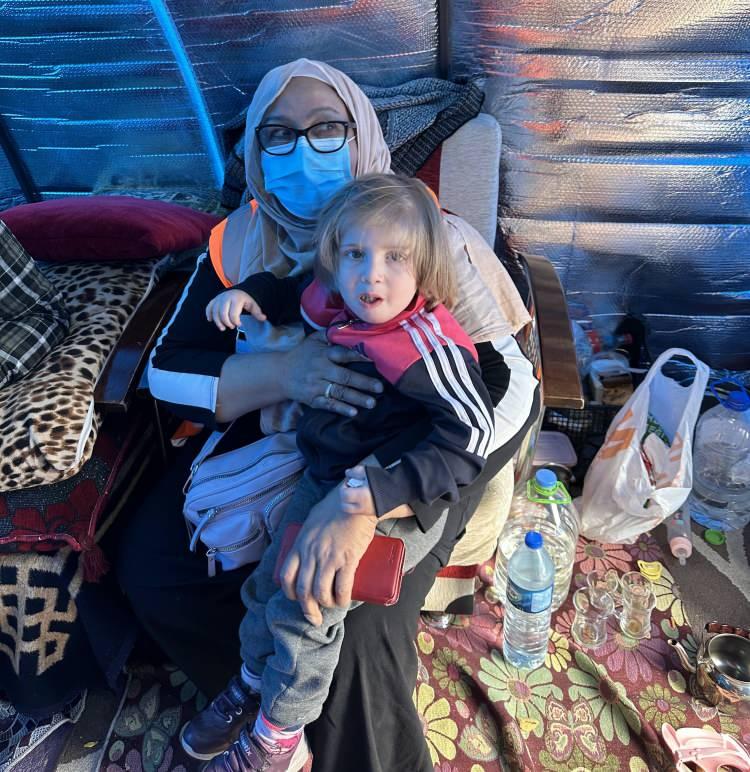 <p>Kahramanmaraş merkezli depremlerin ardından hemen harekete geçen insanlardan biri de 70 yaşındaki Pakistan asıllı İngiliz vatandaşı Abide Khan oldu.</p>