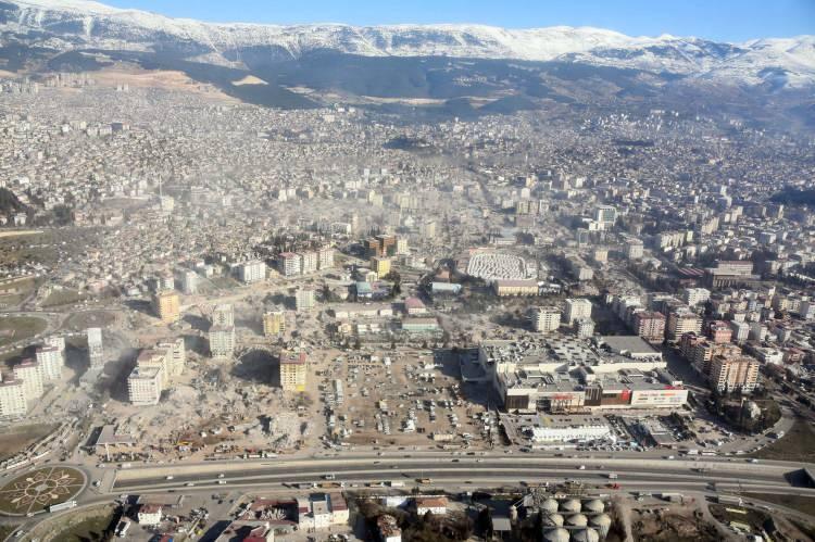 <p>“YAŞANANLAR ÇOK KÖTÜYDÜ, EVDE OTURUP DİNLENEMEZDİM”</p>

<p>Türkiye’ye 2-3 kişi ile gitmeye karar verdiklerini ancak son dakikada yalnız gitmek durumunda kaldığını belirten Abide Khan, “Yine de gitmekte kararlıydım. Çünkü yaşananlar çok kötüydü ve bunlardan zarar gören insanlar da beni çok etkiledi. Evde oturup dinlenemezdim. Küçük de olsa yardım etmeliyim diye düşündüm. Şükürler olsun, yiyecek, su gibi yardımlar sağladım ve bana orada birçok insan katıldı. Benim yalnız geldiğimi ve yardım etmek istediğimi biliyorlardı. Orada bir takım olduk. Umarım daha iyi şartlarda onlarla tekrar yardım etme fırsatım olur” diye konuştu.</p>
