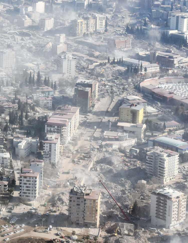 <p>“HAVALIMANINDAKI İNSANLAR AİLEM OLDU”</p>

<p>“Dua ediyorum ki Allah bana güç versin ve bağış yapabileyim” diyen Khan, “Orada tanıştığım insanlar aile gibiydi. Beni beslediler, bana baktılar, kıyafetlerimi yıkadılar. Hepsi karşılıksızdı. Bana değerli bir misafir gibi davrandılar. Bunun olacağını düşünmemiştim. Ankara’dan Adana’ya gidecektim. Uçak 4 saat rötar yaptı ve oradaki bir aile çok cömertti. 4 saat boyunca beni ağırladılar, yemek yedirdiler. Oradaki herkes arkadaşım oldu. Orada bir evim ve ailem var gibi hissediyorum. Onları kendi ailemden ayırmam” şeklinde konuştu.</p>
