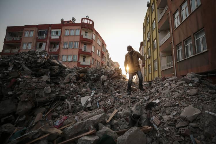<p>“YARDIM SADECE MADDI OLMAK ZORUNDA DEĞİL”</p>
<p>“Her koşulda Allah’a şükretmeliyiz ama tabii ki tarifsiz yıkımı da gördüm” diyen Abide Khan, gördüklerini ve yaşadıklarını şöyle anlattı:<br />
“Kilometrelerce, arabanın gittiği her yerde yıkım vardı. Türkiye’nin yardıma ihtiyacı var diye düşünüyorum. İnsanlar çok az şey biliyor. Oradaki insanların ne kadar acı çektiklerini, ne kadar yardıma ihtiyaçları olduğunu bilmiyor. Yardım sadece maddi olmak zorunda değil. Gidip insanlarla konuşabilirler, onlara terapi verebilirler, bayramda yanlarında olabilirler. Gerçek Müslüman bunu yapmalı.”</p>
