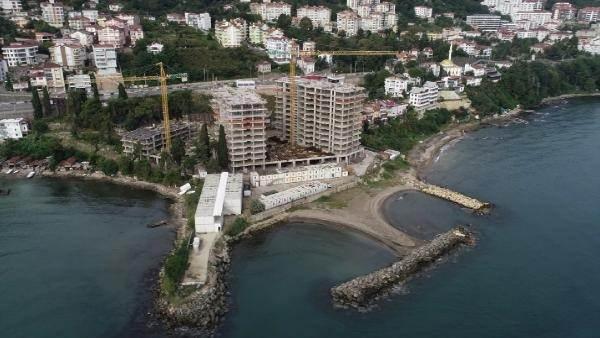 <p>Cumhurbaşkanı Recep Tayyip Erdoğan’ın partisinin bazı milletvekilleriyle bir araya geldiği istişare toplantısında sorup, yıkılması yönünde talimat verdiği Ordu’da sahile yapılan 3 bloklu gökdelenler yıkıldı.</p>
