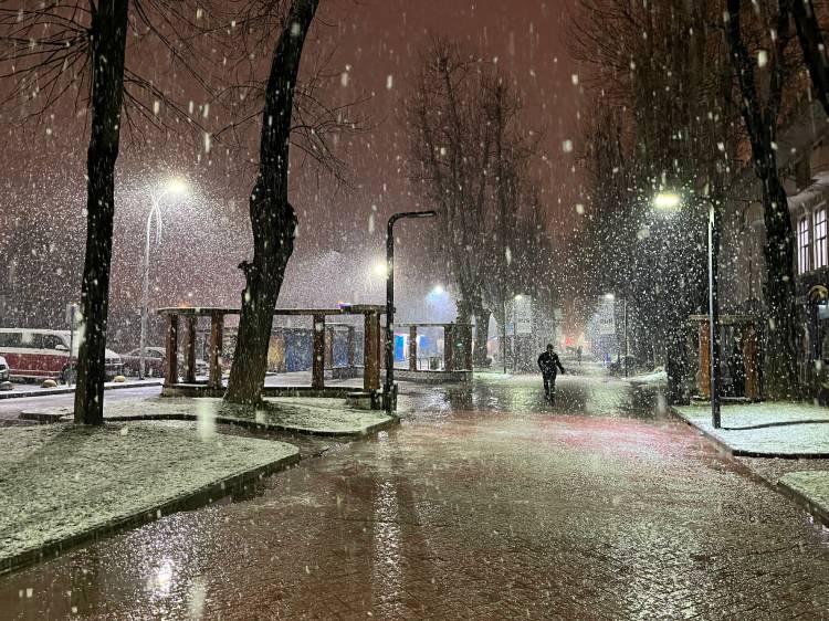 <p>Karasu ilçesinin yüksek mahalleleri ile Kurudere ve Ortaköy Mahallesi'nde kar kalınlığı 10 santimetreye kadar ulaştı.</p>
<p> </p>