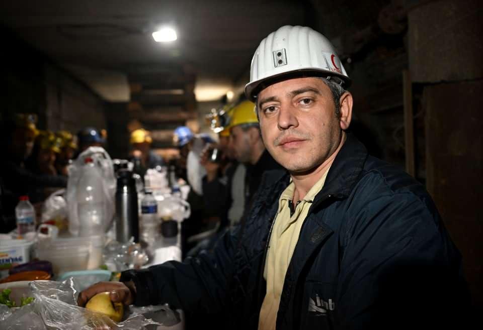 <div>Madenci Ömer Dursun da ramazanı maden ocağında arkadaşlarıyla dayanışma içinde geçirdiklerini dile getirerek, "Arkadaşlarımızla orucumuzu tutuyoruz. Biz zaten ağır işe alışkın olduğumuz için oruç bizi çok etkilemiyor. Orucumuzu rahat bir şekilde tutabiliyoruz." diye konuştu.</div>
<div> </div>