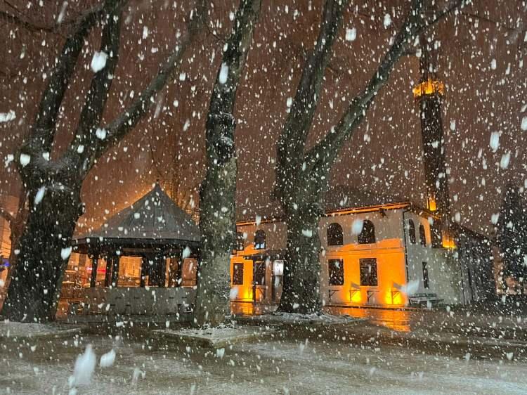 <p>Adapazarı ilçesi Korucuk, Camili, Karaman mahalleri etkili olan kar yağışı sonrası beyaz örtüyle kaplandı.</p>
