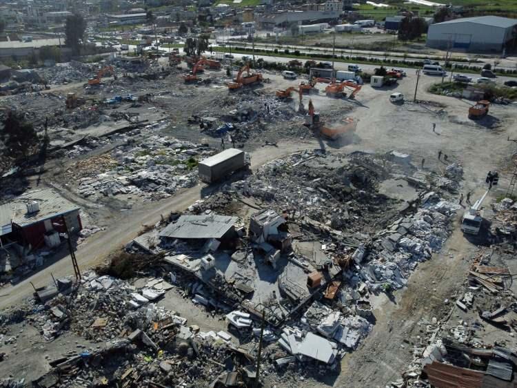 <p>Pazarcık ve Elbistan merkezli 6 Şubat'taki depremlerin büyük yıkıma yol açtığı merkez Antakya ilçesinde 1978'de inşa edilen Özat Sanayi Sitesi de enkaza döndü.</p>
