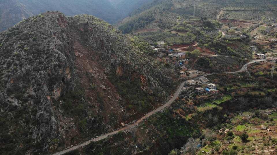 <p> Hatay’ın Hassa ilçesine bağlı Güvenç Mahallesi de depremden büyük ölçüde hasar aldı. Dağlarda derin yarıkların oluştuğu depremde tonlarca ağırlığındaki kayalar adeta mahallenin üzerine yıkıldı. Depremin yıkamadığı bazı evler dağdan gelen kayalar nedeniyle yerle bir oldu.</p>
