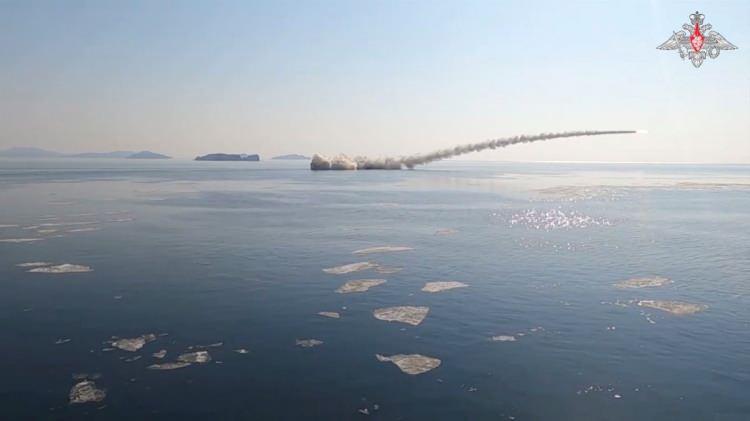 <p>Süpersonik gemisavar füze olarak da bilinen füzeler P-270 Moskit füzesi olarak bilinirken NATO tarafından da SS-N-22 Sunburn olarak adlandırılıyor. Sovyetler kökenli orta menzilli süpersonik güdümlü füze 120 kilometre mesafedeki hedefleri vurabiliyor.</p>
<p> </p>
<p>Bölgede endişe yaratan füze denemesi ile ilgili olarak Japonya Dışişleri Bakanı Yoshimasa Hayashi, atışların herhangi bir zarar vermediğini duyurdu. Hayashi düzenlediği basın toplantısında, "Rusya’nın Ukrayna’yı işgali devam ederken Rus güçleri uzak doğuda ve Japonya yakınlarında giderek daha da hareketli hale geldi" dedi.</p>