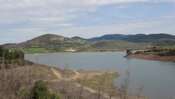 <p>Çanakkale'de, çok sayıda su kaynağını içerisinde barındırdığı için mitolojide 'Bin Pınarlı İda' olarak geçen Kaz Dağları'ndan beslenen Bayramiç Barajı'nda doluluk yüzde 59 olarak ölçüldü. </p>
