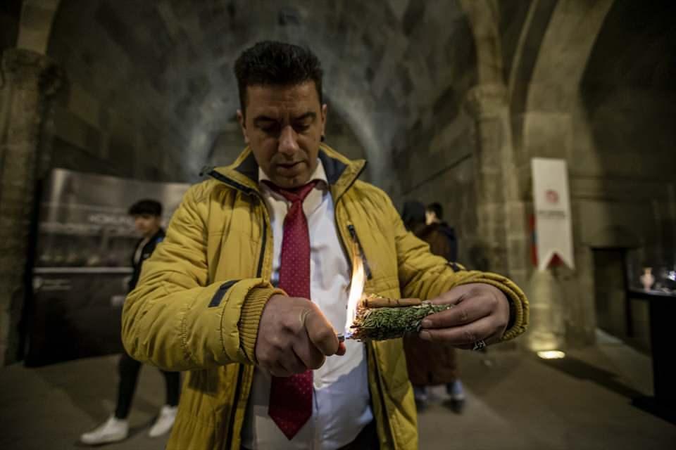 <p>Kazılarda çıkan kil kaplar, kil tabletler, kokulu objeler üzerinde uzun süren çalışmalarla kokuların ortaya çıkarıldığını ifade eden Ergül, "Osmanlı ve Selçuklu dönemlerine ait çalışmalarda, kokuları gün yüzüne çıkarmamız kolay oluyordu çünkü yakın zamanı araştırıyorduk. Saray arşivlerinden çıkan bilgiler ışığında çok sayıda formüle ulaştık fakat Eski Çağ, Bronz Çağ gibi daha geriye gittikçe işimiz çok zor oldu." dedi.</p>

<p> </p>
