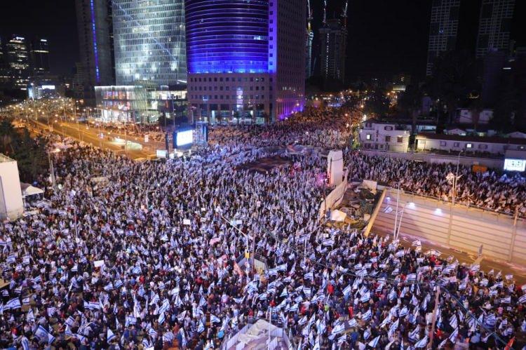 <p>Tepki çeken yargı reformu<br />
<br />
İsrail Cumhurbaşkanı Herzog ile ABD ve çok sayıda ülkenin karşı çıktığı tartışmalı yargı reformu, Yüksek Mahkeme’nin yetkilerinin sınırlandırılmasını, meclisin mahkeme kararlarını geçersiz kılmasını ve yargının hakimlerin seçimi üzerindeki etkisinin azaltılmasını içeriyor. Reform çerçevesindeki "başbakanın görevden alınmasını zorlaştıran yasa tasarısı” geçtiğimiz günlerde Meclis'te yapılan oylamada kabul edilmişti.</p>
