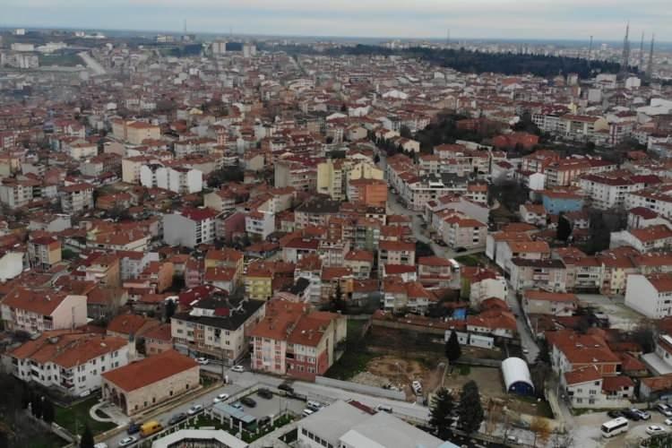 <p>İstanbul’da yaşayan vatandaşların Edirne’de kiralık konutlara değil, satılık arsa ve müstakil evlere yoğun talep gösterdiklerini anlatan Altuğ, "Köylerden müstakil ev, arsa almak istiyorlar. Bazıları da prefabrik ev yapıyor" ifadelerine yer verdi.</p>
