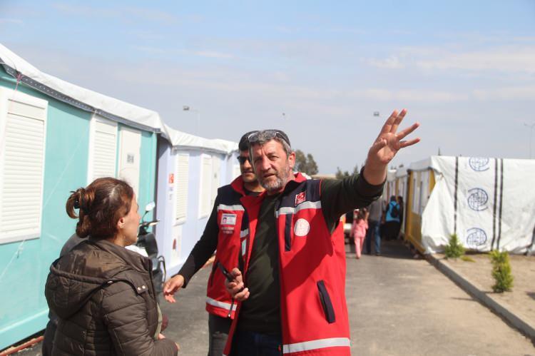 <p>Kahramanmaraş merkezli depremlerde Hatay’da, 27 akrabasını kaybeden okul müdürü Ahmet Cevdet Alkan, görevli olduğu konteyner kentte, kendi gibi depremzedelerin yardımına koşuyor. </p>
