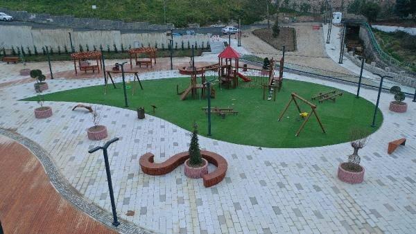 <p>Yaklaşık 14 bin metrekare alan üzerinde uygulanan proje kapsamında yürüyüş yolu, çocuk parkı, oturma grupları, seyir terası, çay bahçesi, otopark, sergi salonu, eğitim ve toplantı odaları inşa edildi. Ağaçlandırma çalışmalarının da uygulandığı alandaki çalışmalar tamamlandı.</p>