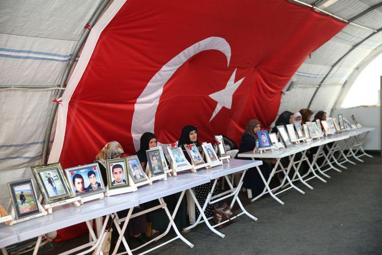 <p>Çocuklarının dağa kaçırılmasından HDP'yi sorumlu tutan ailelerin 3 Eylül 2019'da başlattığı oturma eylemi 1308'inci gününde sürüyor.</p>

<p> </p>
