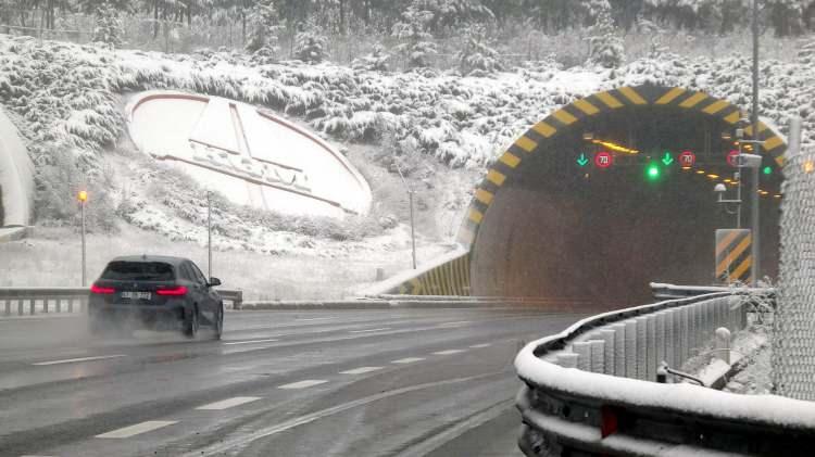 <p>Samsun-Ankara kara yolunun Çorum sınırları içinde kalan bölümünde trafikte aksama yaşanmaması için trafik ve Karayolları ekipleri tedbir aldı.</p>

<p>Sungurlu Kaymakamlığı, olumsuz hava koşulları nedeniyle ilçe genelindeki taşımalı eğitime bugün öğleden sonra ara verildiğini duyurdu.</p>

<p>Hititlerin başkenti Hattuşa'ya ev sahipliği yapan Çorum'un Boğazkale ilçesinde de kar yağışı etkili oldu.</p>
