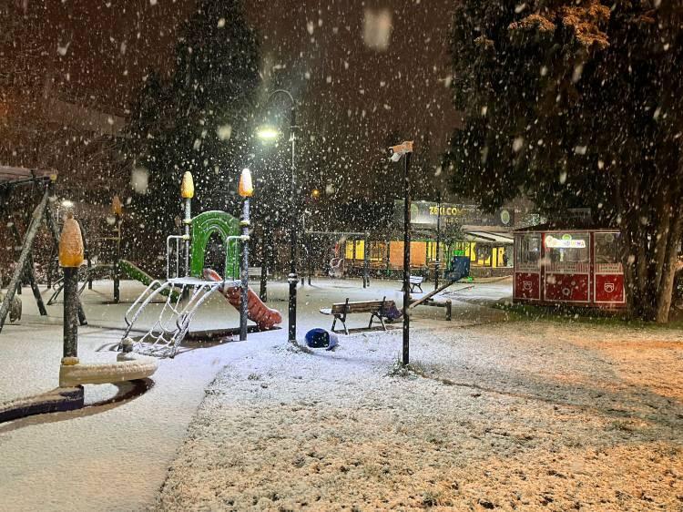 <p>Sakarya kent merkezi, Akyazı, Hendek, Karasu, Söğütlü ilçeleri ile yüksek kesimlerde akşam saatlerinde kar yağışı başladı.</p>
