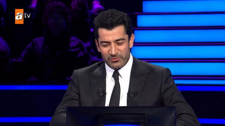<p>Kim Milyoner Olmak İster'e Süper Lig hakkında sorulan soru damga vururken yarışmacı 7500 TL değerindeki soruda seyirciye sorma jokerini kullandı. Seyircilerin de doğru cevap konusunda net bir yanıt verememesi sonrası telefon jokerini kullanan yarışmacı doğru yanıtı vererek yoluna devam etti.</p>
