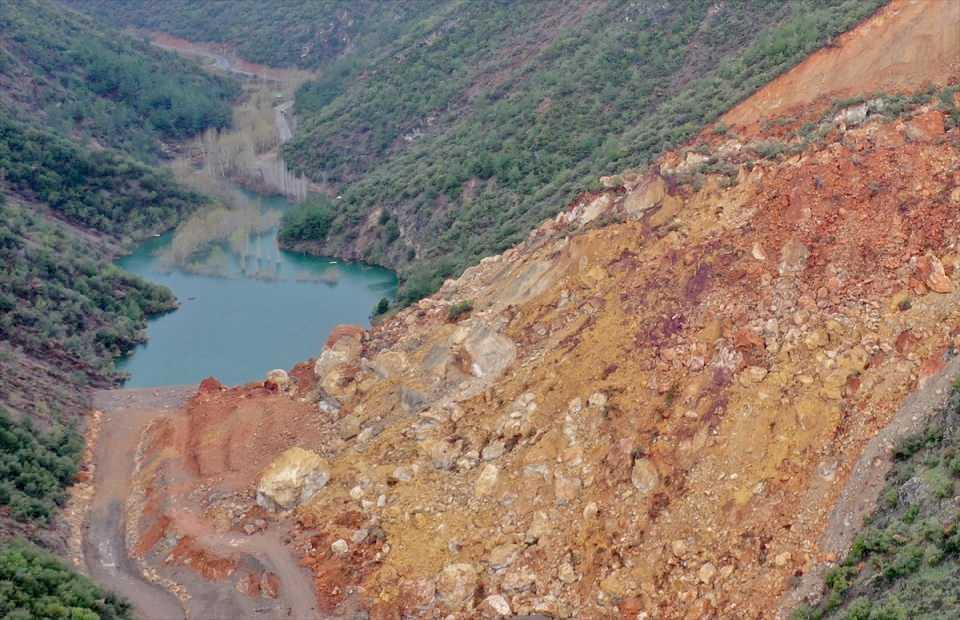 <p>Vadinin batı kısmında bulunan dağdan düşen büyük kayalar ve tonlarca toprak vadiden geçen yol ve İdilli Deresi'nin önüne set oldu.</p>

<p> </p>
