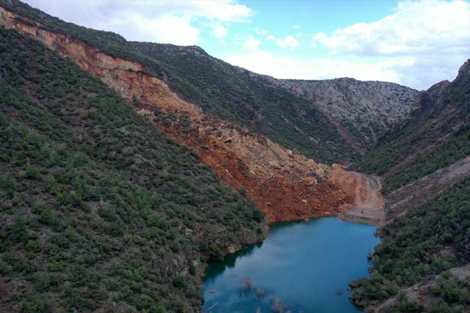<p>Vadinin kapanmasına ve çukur oluşmasına neden olan toprak hareketliliği, felaketin boyutunu gözler önüne serdi.</p>

<p> </p>
