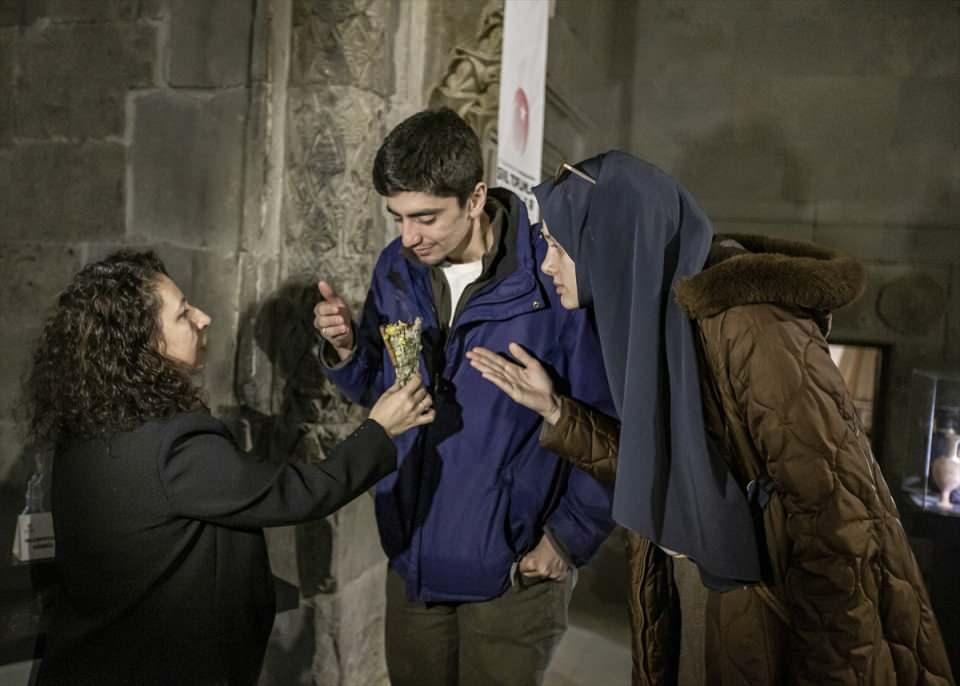 <p><strong>- "Koku kültürümüz Avrupa'ya göre çok daha büyük ve eşsiz"</strong></p>

<p>Avrupa'nın asırlar önce koku kültürünü Türklerden aldığını ve geliştirmeye çalıştığını söyleyen Ergül, günümüzde halen birçok ülkenin, Türkiye'de yapılan yeni koku formüllerini merakla beklediğini vurguladı.</p>

<p> </p>

