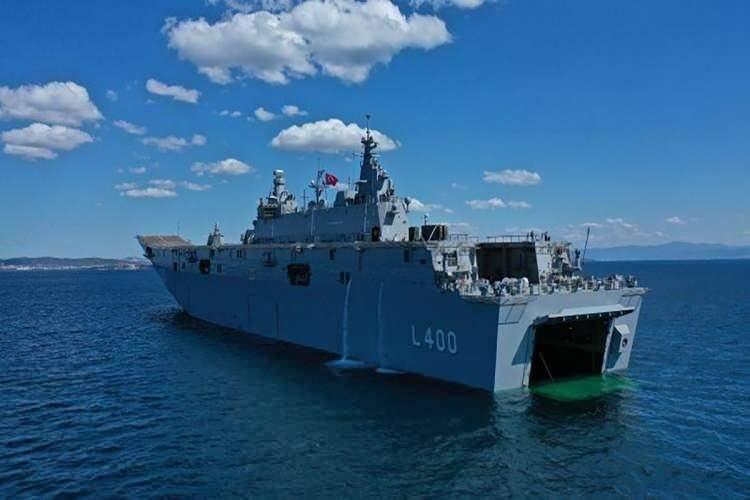 <p>Ayrıca, F-35B gibi dikey iniş ile kısa mesafede kalkış yapabilecek taktik uçaklarında konuşlanabileceği TCG ANADOLU ile Türkiye Cumhuriyeti bölgesel güç aktarım kabiliyetini, orta ölçekli küresel güç aktarımına çevirebilecektir. TCG ANADOLU, ameliyathane, röntgen cihazları, diş tedavi üniteleri ile yoğun bakım ve enfeksiyon odaları dahil en az 30 yatak kapasitesine sahip bir revir/hastaneye sahip olacak ve insani yardım operasyonlarında Hastane Gemisi olarak görev yapabilecektir.</p>
