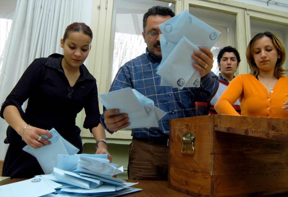 <p> Yapılan mahalli idareler yerel seçiminde oy kullanma süresinin dolmasından sonra sandıklar açılarak oy sayma işlemine geçildi. </p>
