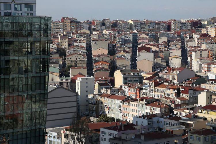 <p>Size de kredi veriyoruz. Üçüncüsü biz artık rezerv alanları oluşturulmuş yerlerde binaların yapılması noktasında yap-işlet-devret modeliyle en az 50 bin konutluk bir alanda konut üretimini gerçekleştirip buraları sadece kiraya vermek üzere bir sistem geliştirdik</p>