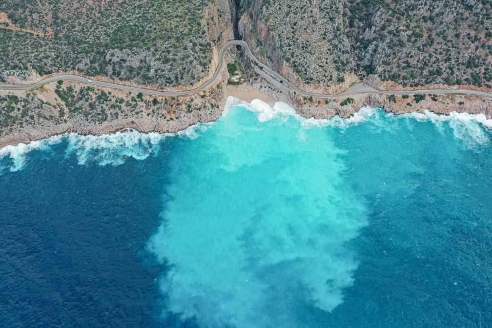 <p>Kaş ilçesine 20 kilometre uzaklıkta bulunan, dağlardan gelip yer altından akan serin suların denizle buluştuğu plaja, turistler kara yolundan 187 basamak inerek ulaşıyor.</p>

<p> </p>
