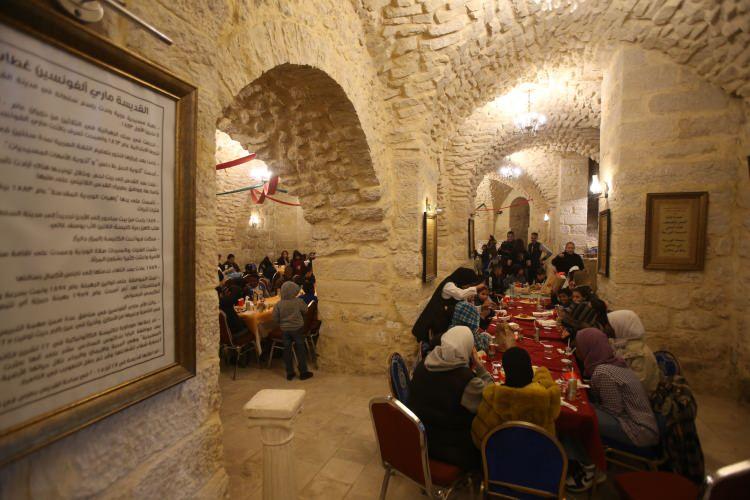 <p>Salt'ın, eskiden beri Müslüman ve Hıristiyanlar arasında sevgi ve birlik ruhunu temsil eden bir kent olduğunu vurgulayan Halifat, "Bu nedenle, kilisede iftar veriyoruz ve ezan okuyoruz. Ramazan ayı boyunca 3 defa iftar yemeği vereceğiz." dedi.</p>
