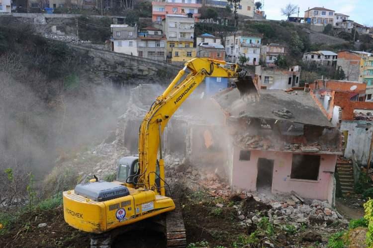 <p>Siz belediyenizle anlaştığınız gibi kentsel dönüşüme tabi tutulmuş bir evde oturuyorsanız evinizi bir müteahhite vererek bu kredi ile apartmandaki, adadaki ve arsadaki paydaşlarınızla gidip inşaatınıza başlayabilirsiniz.</p>