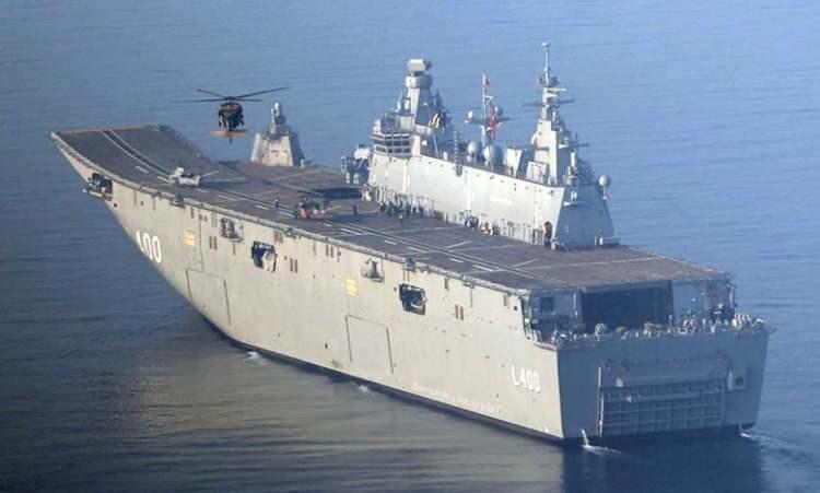 <p>Gemi ekonomik sürati ile tam yükte en az 9.000 deniz mili seyir siasına sahip olacak.<br />
Geminin içindeki su alabilen havuza; her biri 1 adet tank taşıyan 4 adet LCM gemisi (Mekanize Çıkarma Gemisi) girebilecek.<br />
Araç güvertelerinde;<br />
13 adet Tank<br />
27 adet Zırhlı Amfibi Hücum Aracı-ZAHA</p>
