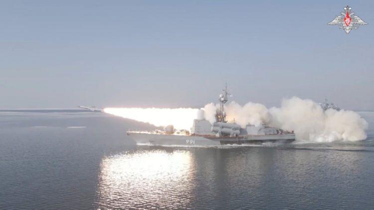 <p>Füzelerin ateşlenmesinden bir hafta önce iki Rus stratejik bomba uçağı nükleer silah barındırırken Japon Denizi üzerinde uçmuş ve bu hamle gerilim yaratmıştı.</p>
<p> </p>